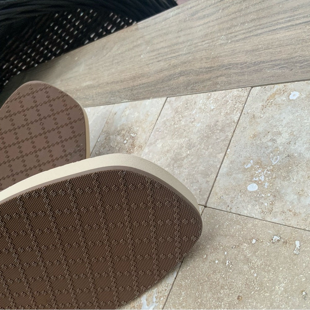 Unisex Beige Gucci Sandals - Picture 9 of 16
